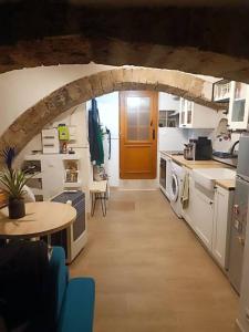 une cuisine avec une voûte et une table dans l'établissement Appartement avec jacuzzi, à Saint-Maximin-la-Sainte-Baume