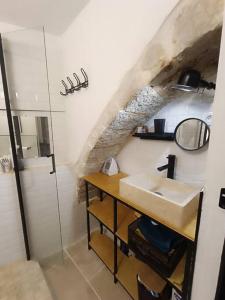 La salle de bains est pourvue d'un lavabo et d'une douche. dans l'établissement Appartement avec jacuzzi, à Saint-Maximin-la-Sainte-Baume