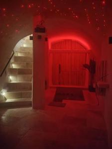 une lumière rouge dans une chambre avec des escaliers dans l'établissement Appartement avec jacuzzi, à Saint-Maximin-la-Sainte-Baume