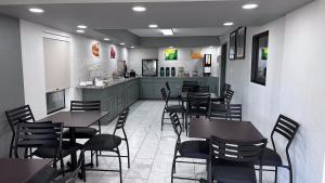 Reštaurácia alebo iné gastronomické zariadenie v ubytovaní Quality Inn