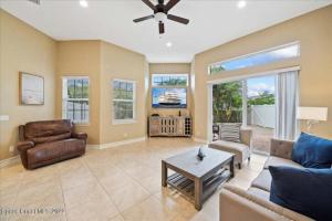 uma sala de estar com um sofá e uma mesa em Luxury Villa near beach em Indian Harbour Beach