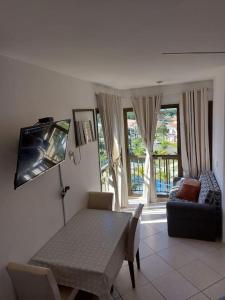 ein Wohnzimmer mit Tisch und Couch in der Unterkunft Tranquilidade e diversão in Mangaratiba