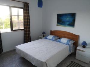 sypialnia z łóżkiem i oknem w obiekcie Casa Manuel J. J. M -Alfambras, Aljezur - Quiet Country House w Aljezur