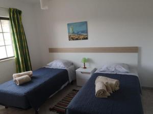 dwa łóżka w pokoju z niebieską pościelą w obiekcie Casa Manuel J. J. M -Alfambras, Aljezur - Quiet Country House w Aljezur