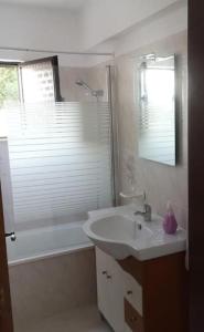 W łazience znajduje się umywalka, wanna i prysznic. w obiekcie Casa Manuel J. J. M -Alfambras, Aljezur - Quiet Country House w Aljezur