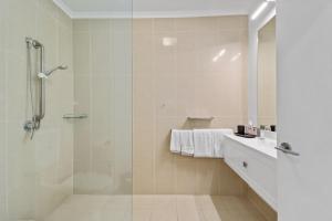 赫維灣的住宿－海灣旁的伊甸園酒店，带淋浴和玻璃淋浴间的浴室