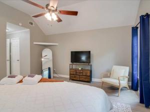 a bedroom with a large bed with a ceiling fan at Beacon House, Central to Augusta in Augusta