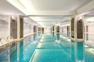 a swimming pool in a building with a large pool at Yue Yang Hotel in Yueyang