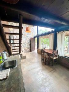 eine Küche und ein Esszimmer mit einem Tisch und Stühlen in der Unterkunft Cabañas Cabra Corral in Cabra Corral