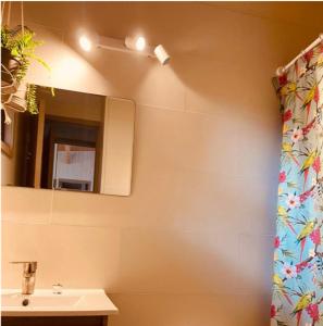 W łazience znajduje się umywalka i lustro. w obiekcie Riberas del Futa w mieście Valdivia