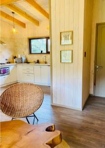 ein Wohnzimmer mit einem Tisch und einer Küche in der Unterkunft Riberas del Futa in Valdivia