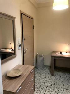 Zimmer mit einem Tisch, einem Spiegel und einem Waschbecken in der Unterkunft athens oasis in Athen