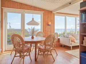 een eetkamer met een tafel en stoelen bij Holiday home Allinge XXIX in Allinge