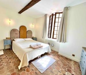 聖特羅佩的住宿－Villa Tropez，一间卧室设有一张床和一个大窗户
