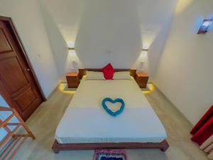 Una cama o camas en una habitación de Sayuru Villa