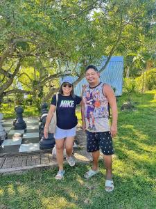 un hombre y una mujer de pie en un parque en House of TamSe Laagans ' Inn en Badian