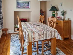 comedor con mesa y sillas en Carnlussack Cottage en Camborne