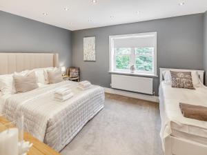 sypialnia z 2 łóżkami i oknem w obiekcie Whydown Cottage w mieście Hooe