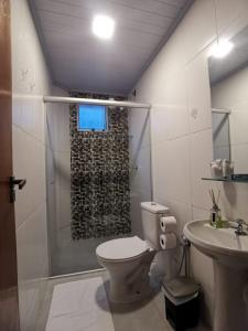 a bathroom with a shower and a toilet and a sink at Estúdios VILA 5 - Executive, próx Congresso, Tribunais, Embaixadas in Brasilia