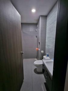 La salle de bains est pourvue de toilettes blanches et d'un lavabo. dans l'établissement Homestay In Desaru, à Bandar Penawar