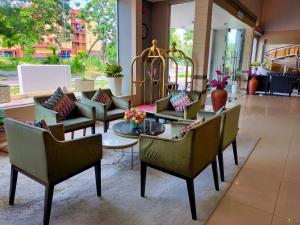 een lobby met stoelen en een tafel en een speeltuin bij Langkawi Seaview Hotel in Kuah