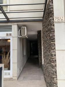 un pasillo de un edificio con una pared de piedra en VILLAGE APART, en Villa María
