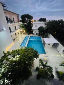 una vista aérea de una piscina frente a un edificio en Casa de Huéspedes Playas Arena, en Playas