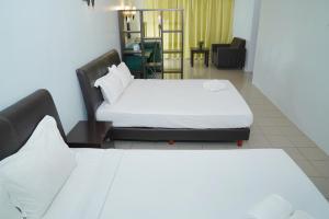 Zimmer mit 2 Betten und einem Wohnzimmer in der Unterkunft Dowifi Hotel -Self Service Kiosk in Sungai Petani