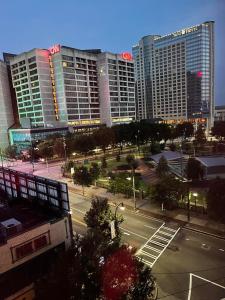 亞特蘭大的住宿－Margaritaville by Wyndham - Atlanta，享有城市高楼和街道的景色