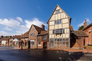 un vecchio edificio sul lato di una strada di The Bank House a Ditchling