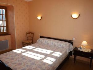 Cama o camas de una habitación en Gîte Champs-sur-Tarentaine-Marchal, 3 pièces, 4 personnes - FR-1-742-93