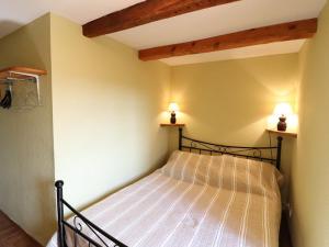 A bed or beds in a room at Gîte La Trinitat, 3 pièces, 5 personnes - FR-1-742-55