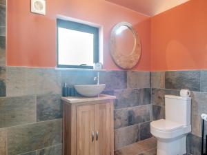 uma casa de banho com um WC, um lavatório e uma janela em Zambezi - Uk44827 em Holton