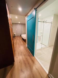 uma casa de banho com um chuveiro e uma porta azul em Margaritaville by Wyndham - Atlanta em Atlanta