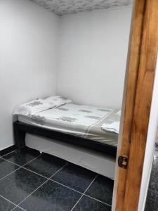 a bedroom with a bed in a room at Apartamento, La paz in Puerto Triunfo