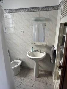uma casa de banho com um lavatório e um WC em Santa Fe Apart em Buenos Aires