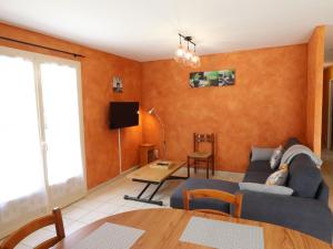 een woonkamer met een bank en een tafel bij Gîte Riom-ès-Montagnes, 4 pièces, 5 personnes - FR-1-742-195 in Riom-ès-Montagnes