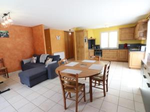 een woonkamer met een tafel en een blauwe bank bij Gîte Riom-ès-Montagnes, 4 pièces, 5 personnes - FR-1-742-195 in Riom-ès-Montagnes