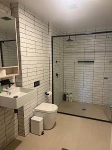 La salle de bains est pourvue d'une douche, de toilettes et d'un lavabo. dans l'établissement Kingston Foreshore-Kingsborough, à Kingston 