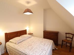 Un pat sau paturi într-o cameră la Gîte Montsalvy, 4 pièces, 6 personnes - FR-1-742-260