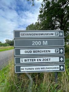 a street sign on the side of a road at Logies Oud Bergveen in Veenhuizen