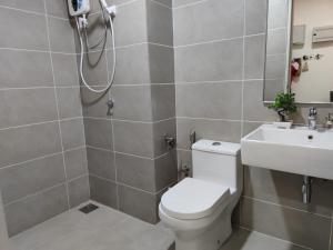 uma casa de banho com um WC e um lavatório em D'Sara Sentral 5 PAX Netflix TV 5 min sb hospital em Sungai Buluh