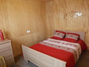 Cama ou camas em um quarto em Gîte Peyrusse, 3 pièces, 4 personnes - FR-1-742-334