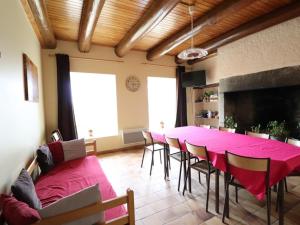 sala de estar con mesa y sillas rosas en Gîte Lorcières, 3 pièces, 4 personnes - FR-1-742-353, 