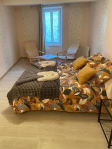 1 dormitorio con 2 camas, mesa y sillas en Chez Precillia et Fabrice, en Montlaur