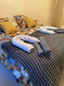 uma cama grande com almofadas em cima em Chez Precillia et Fabrice em Montlaur