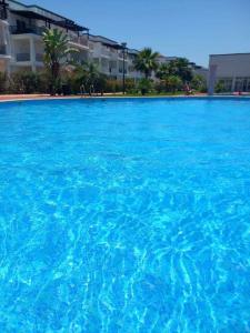 Het zwembad bij of vlak bij Bel appartement avec piscine et double-terrasse vue sur le golf de Saïdia