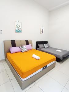 2 Betten in einem Zimmer mit Gelb und Lila in der Unterkunft JOVIAL SingleStorey Bungalow 4Room10Pax `Alma in Bukit Mertajam