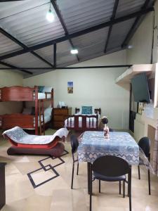 APARTAMENTO ESTUDIO - COMPLETO Y MUY BIEN UBICADO في بانوس: غرفة مع طاولة وكراسي وسرير