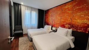 um quarto de hotel com duas camas e um quadro na parede em Wyndham Thanh Thủy Natural Hot Spring Resort Khoáng Nóng- Bus Included em La Phu